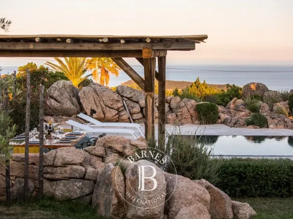 Bonifacio, villa 6 chambres, vue mer panoramique, piscine, salle de sport, salle de cinéma, proche p