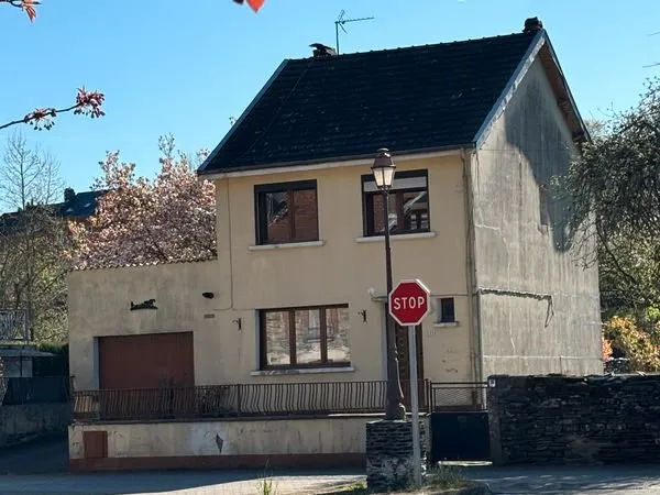 Maison individuelle avec potentiel - Terrain 1600 m² - Vue Meuse - 15 km de Charleville-Mézières
