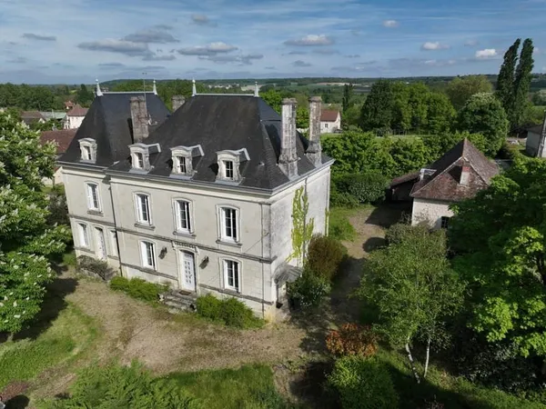 MAISON DE MAITRE avec PISCINE et DEPENDANCES