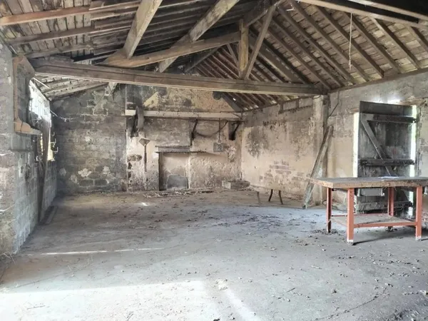 EXCLUSIVITÉ - BATIMENT/ GRANGE A RÉNOVER 100 M² SUR TERRAIN CONSTRUCTIBLE 985 m².
