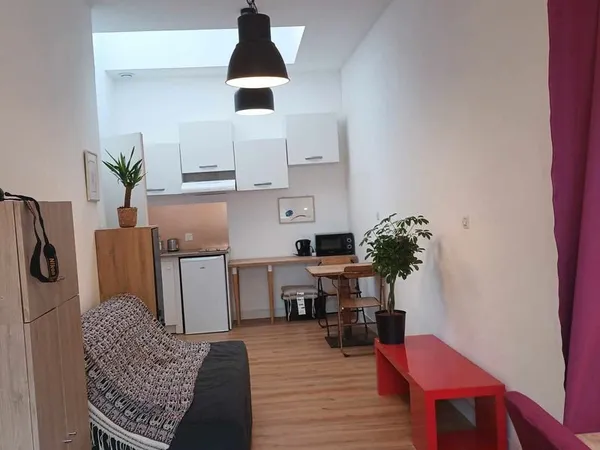 Joli studio et lumineux avec cachet théâtral à 3 station de la gare de Lille Flandrs