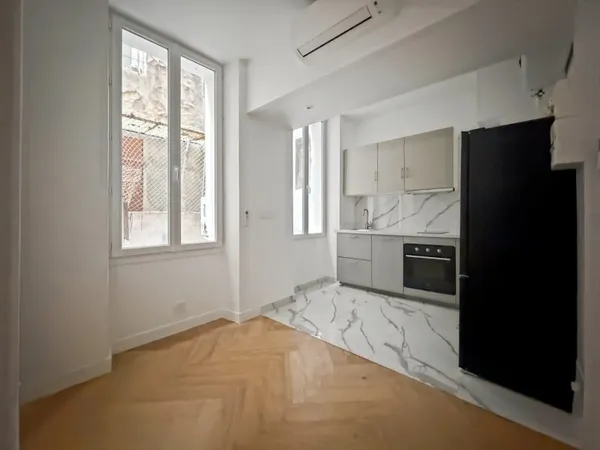 À Louer Petit T2 de 20,70m2 rénové avec climatisation Ru