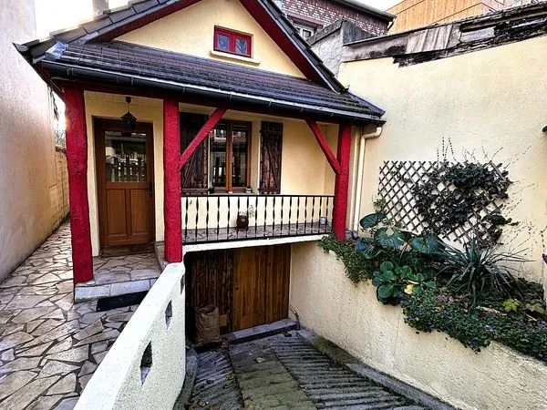 Maison avec dépendance, jardin et grand garage