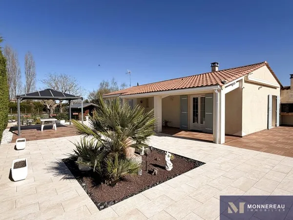 MAISON INDIVIDUELLE AVEC GRAND GARAGE ET JARDIN