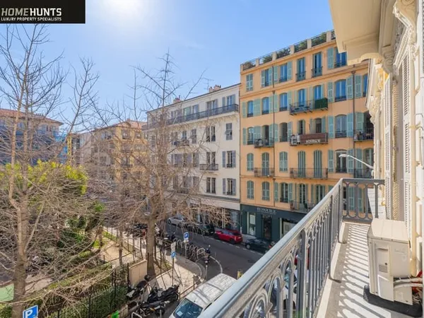 Nice - Wilson : appartement de 190 m2, 4 chambres, idéalement situé au deuxième étage d'un magnifiqu