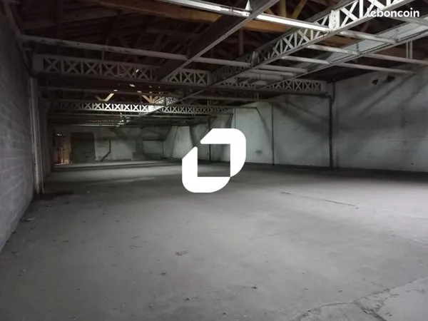 Local industriel 790 m²