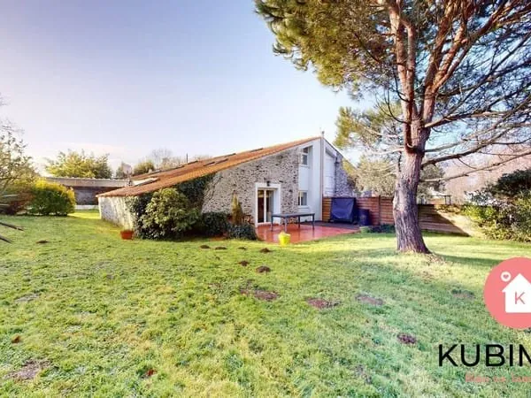Maison avec cachet, 4 chambres, piscine.