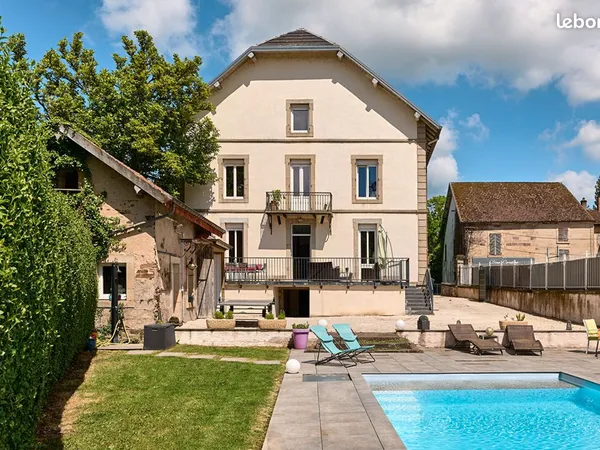 Maison 11 pièces 331 m²