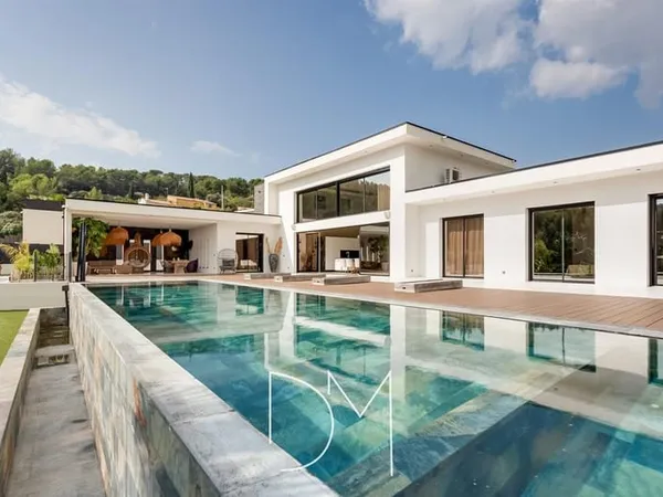 Bandol — Villa contemporaine, piscine miroir et vue dégagée au coeur d'un écrin de verdure