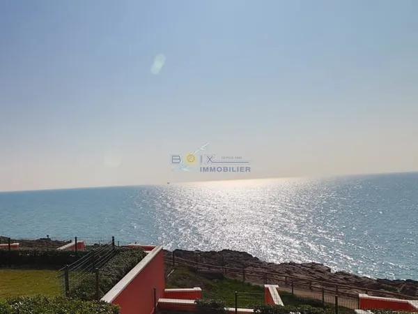 A VENDRE 2 PIECES AVEC TERRASSE FACE A LA MER ET PARKING PRI