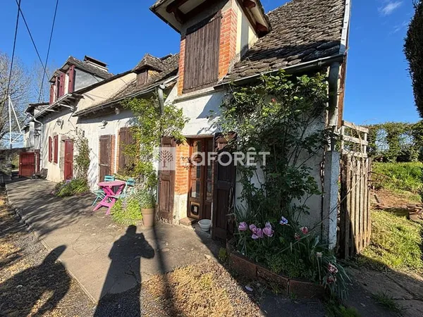 PROPRIETE DE DEUX MAISONS + GRANGE - 2000 M2