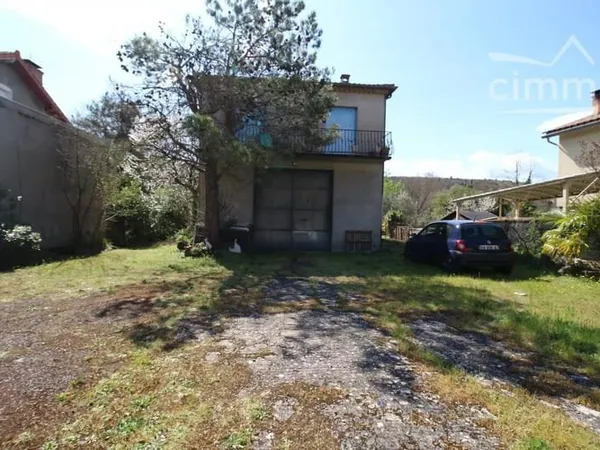 A vendre une maison 4 faces avec un grand garage