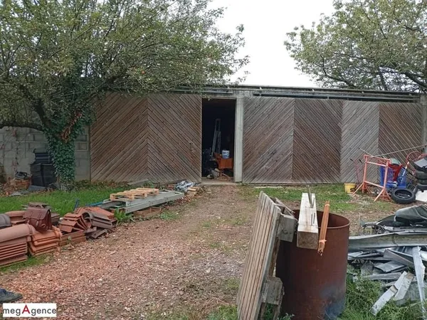 Terrain à Bâtir avec garage/atelier/stockage..