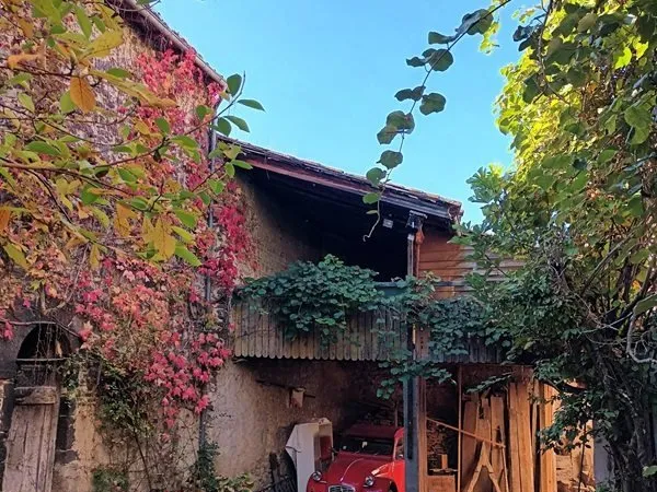 Maison du 16e siècle avec cour et dépendances