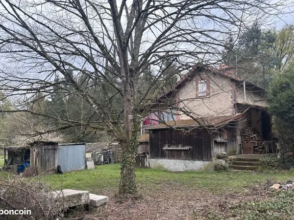 Maison très isolée dans les bois