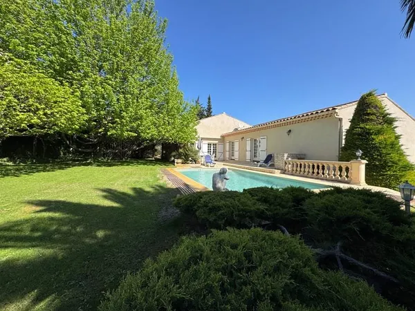 Laudun- villa de plain-pied, 3 chambres, piscine et grand te