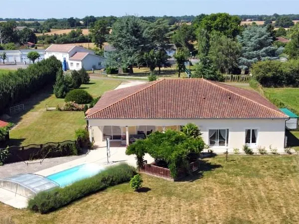 Maison village, plain-pied, 2012, 286 m², piscine, Dpe "A"