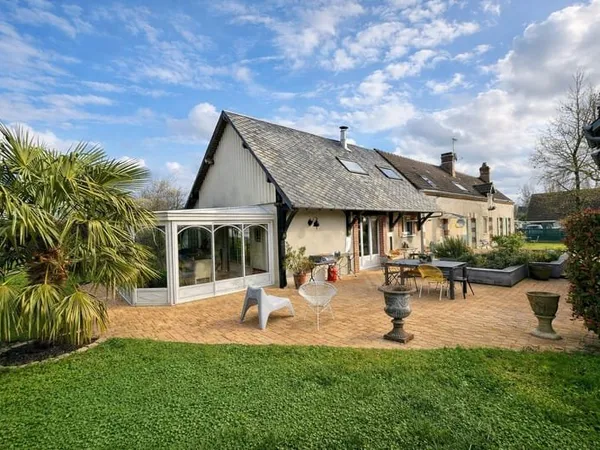 Maison familiale de 235 m2 avec dépendances et gîte Romora