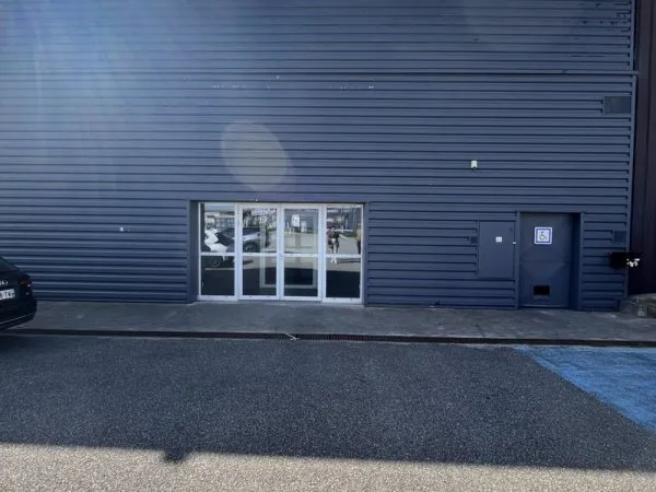 LOCAL COMMERCIAL 600M2 DAVEZIEUX