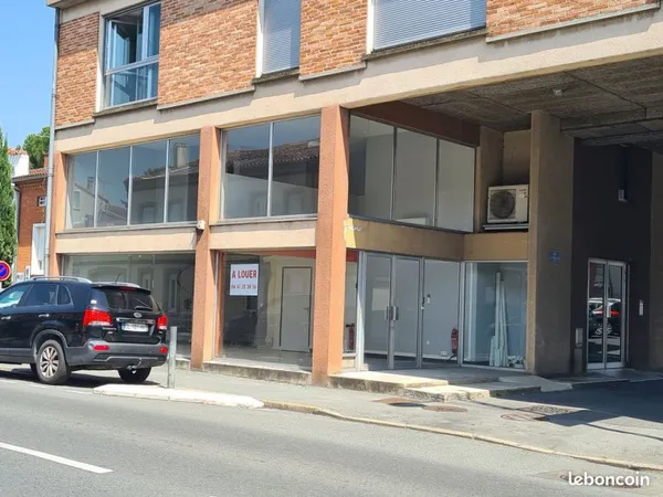 Commerce ou bureaux avec splendide vitrine sur axe tres passant 68 m²