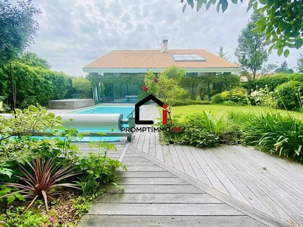 Villa 6 pièces 250 m²