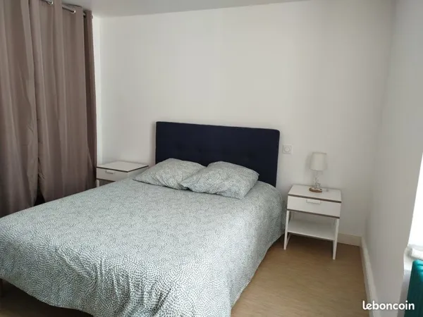 Location d'une chambre meublée chez l'habitant de 15 m² dans une maison spacieuse (150 m² au total) 