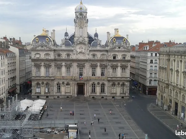 F 3 PLACE DES TERREAUX à LYON 69001