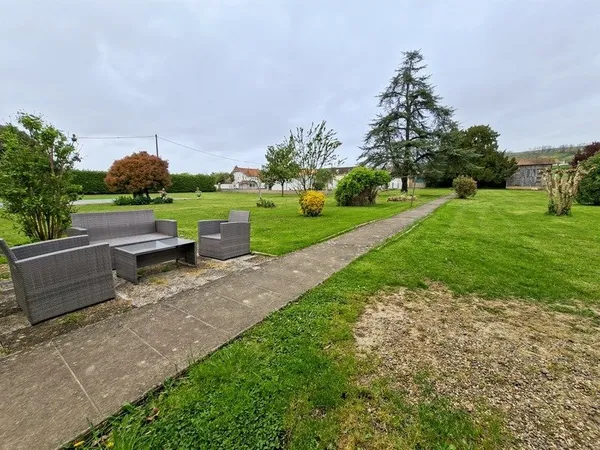 Maison avec grand jardin, piscine et dépendances à Malause