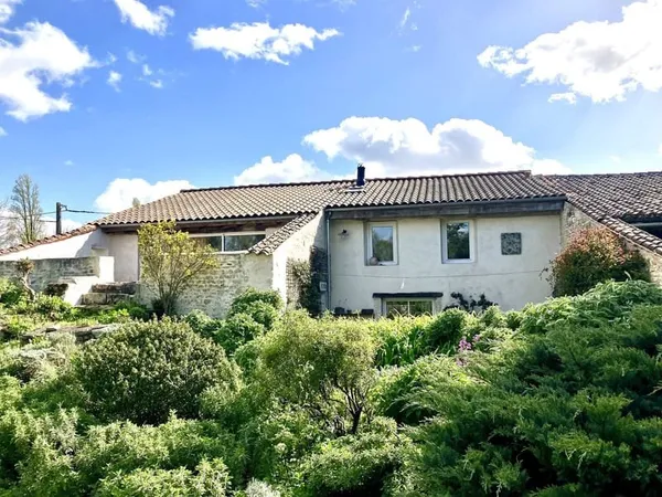 Maison rénovée + dépendance entre La Rochelle et Niort