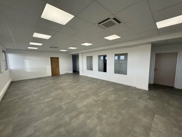 Bureau et espace de travail Location La Ville-aux-Dames  890m² 9800€
