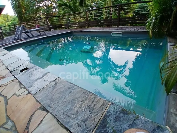 MAISON DE RAPPORT de 220m²- 3 Niveaux- DEUX T4 + UN T2. TERRAIN ARBORE 1700 M² AVEC PISCINE. RIVIERE