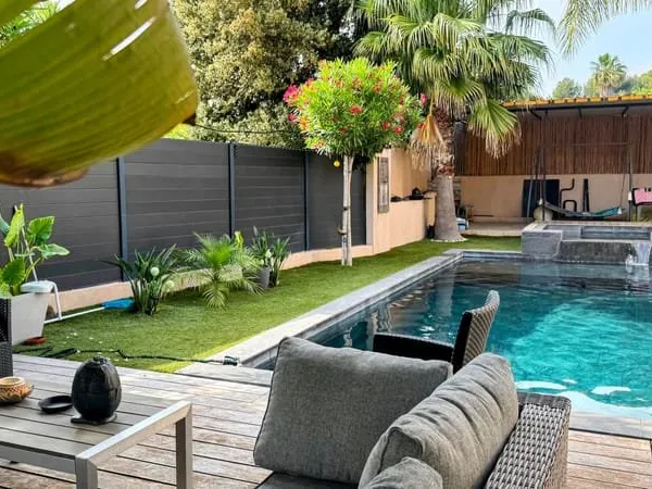 A vendre villa 7 pièces d'environ 200 m2 avec piscine au calme