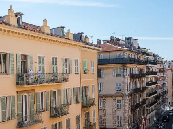 NICE PORT - APPARTEMENT 3 PIECES DE 73M2 A VENDRE - ÉTAGE ÉLEVÉ - LOGGIA - LUMINEUX - CAVE - PROCHE 