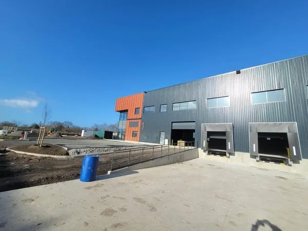 Local d'activité 2436 m²