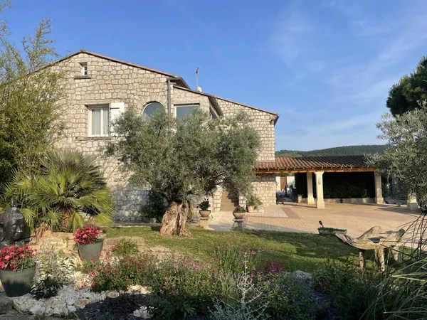 Superbe propriété en pierre avec piscine et dépendances sur