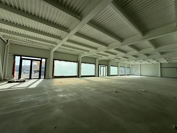 LOCAL NEUF DE 200 M² EN ZONE COMMERCIALE AU LUC EN PROVENCE