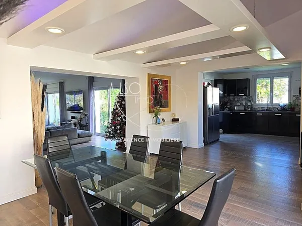 RARE ! LONGERE 5 CHAMBRES - 243 m²