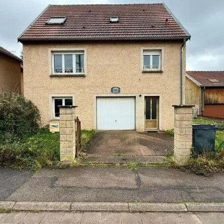 Maison 5 chambres avec garage et jardin.