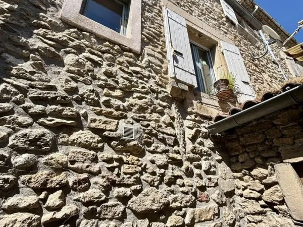 GRIGNAN MAISON DE VILLAGE AVEC GARAGE.