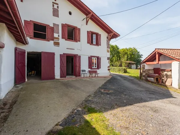 A vendre en viager, corps de ferme avec dépendances.