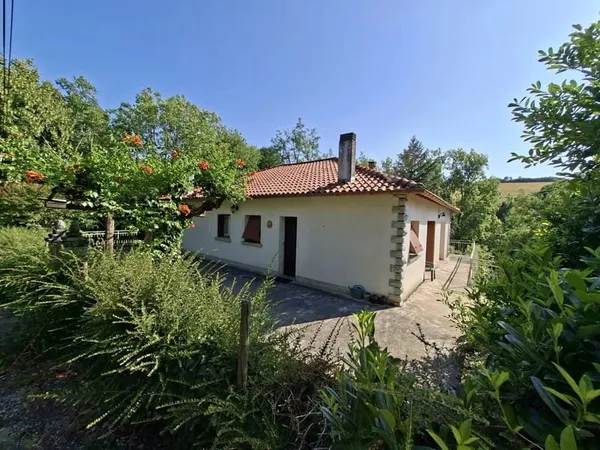 Villa avec garage et jardin