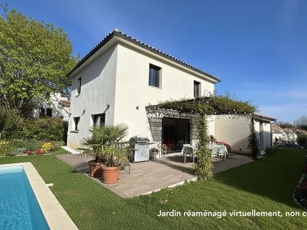 Villa 4 pièces d'environ 108 m2 sur 700 m2 avec piscine