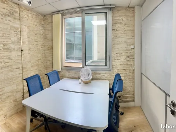 Bureau privé 2 à 4 postes équipé et calme