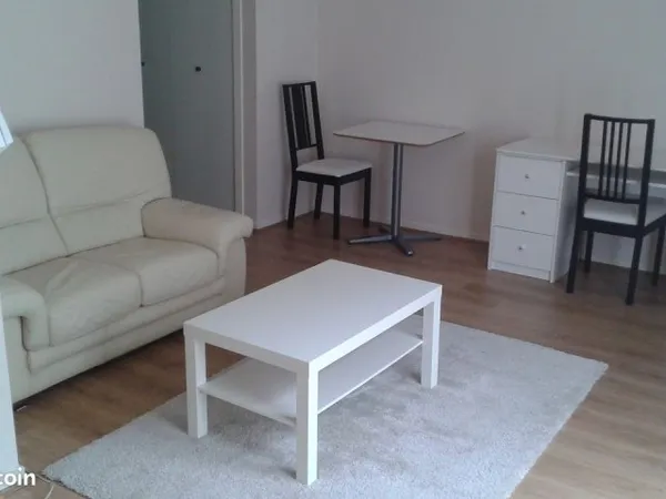 Loue TB studio meublé confortable et très calme, rue Gambetta REIMS, quartier St Rémi