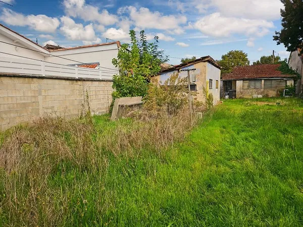 Terrain constructible avec 2 dépendances; de 2 pièces a rénover ou a démolir
