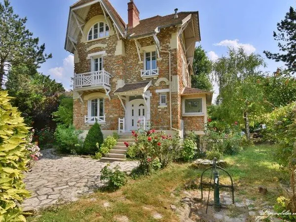 Maison 7 pièces 240 m²