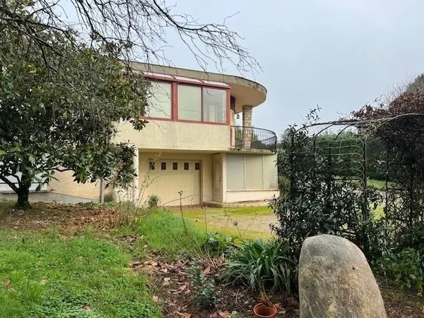 Maison typique des années 70 de 274 m² avec un potentiel locatif et un entrepôt à exploiter. Vue dég