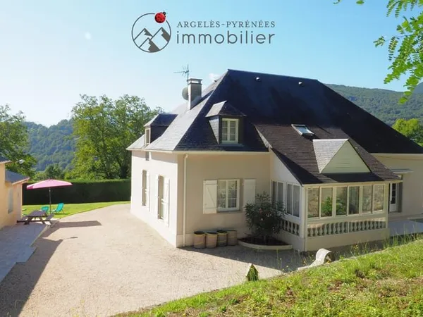 Proche ARGELES-GAZOST : Belle propriété comprenant une maiso