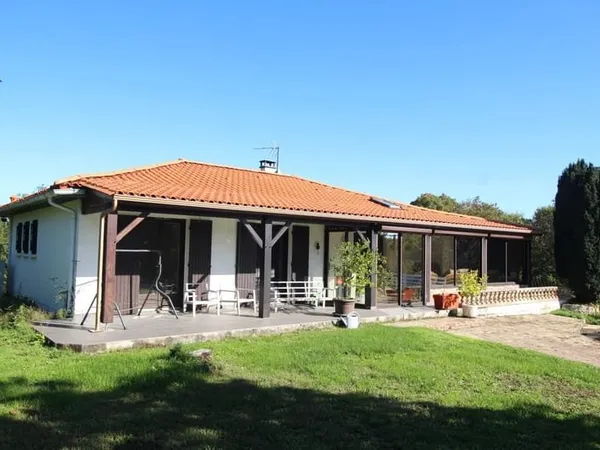Maison individuelle de trois chambres avec studio d'une chambre, piscine et grand terrain