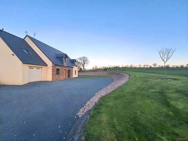 Maison familiale à la campagne avec grand terrain